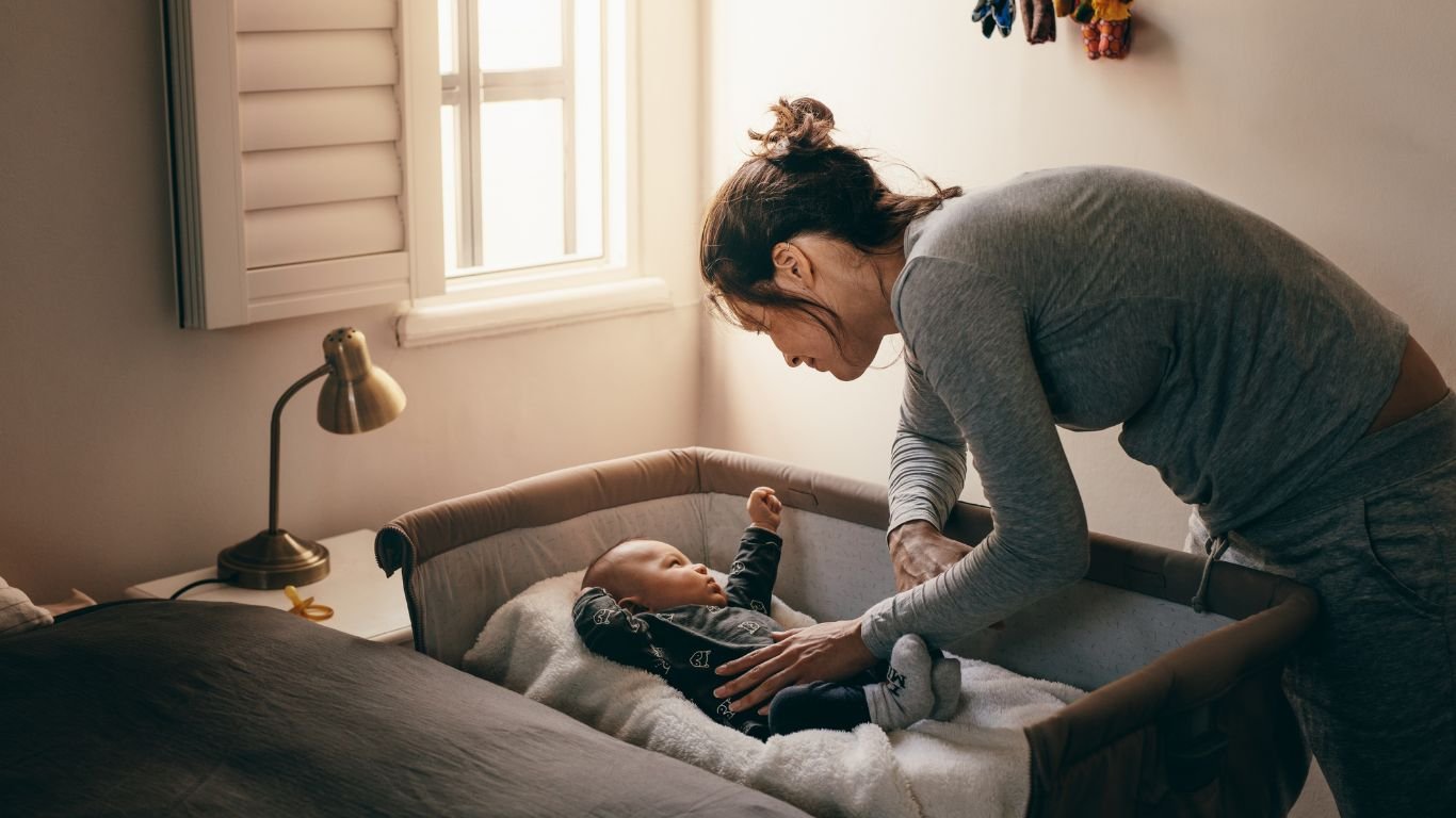 Mãe cuidando do bebê antes do sono